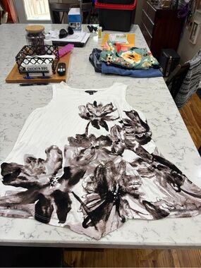 Simply Vera Vera Wang White Tank Top with Black Floral Design